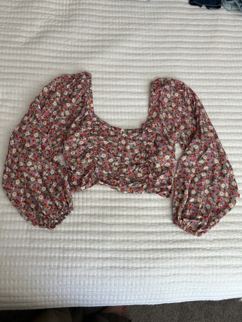 Billabong Floral Puff-Sleeve Crop Top in Pink and Cream